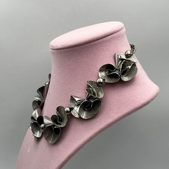 Vintage mid century modern silver tone half flower Necklace - Picture 5 of 8